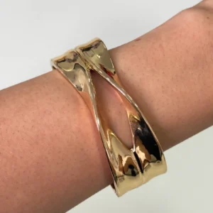 Bracelete fechamento lateral torcido vazado